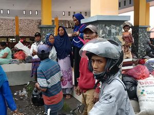 Trauma Pengungsi Erupsi Semeru; Turu Ra Penak Was-was Terus