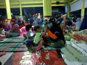 Pengungsi Korban Erupsi Gunung Semeru Mulai Terserang Gatal-gatal