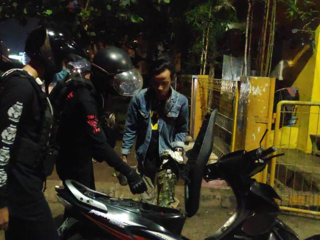 Polisi Buru Pelaku Pemalak Sopir Truk di TL Tomang Jakbar