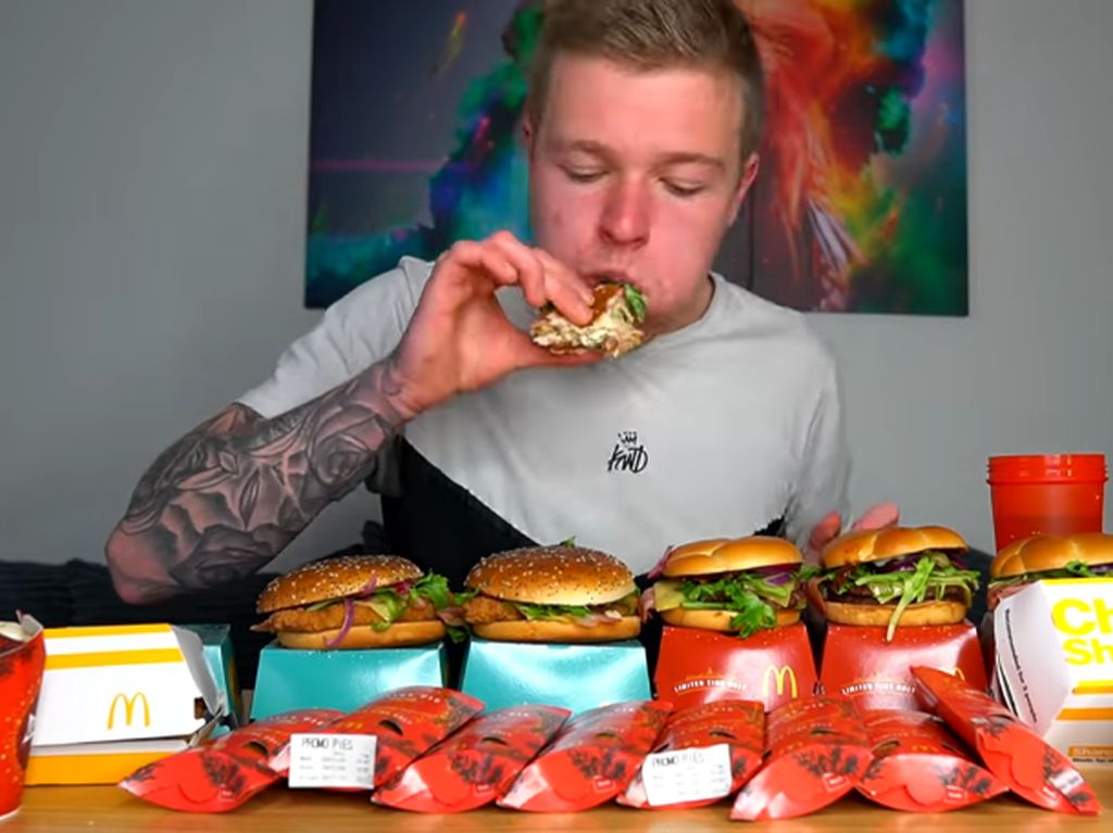 Gokil! Pria Ini Melahap Habis Paket McD Total 9.600 Kalori Gokil! Pria Ini Melahap Habis Paket McD Total 9.600 Kalori