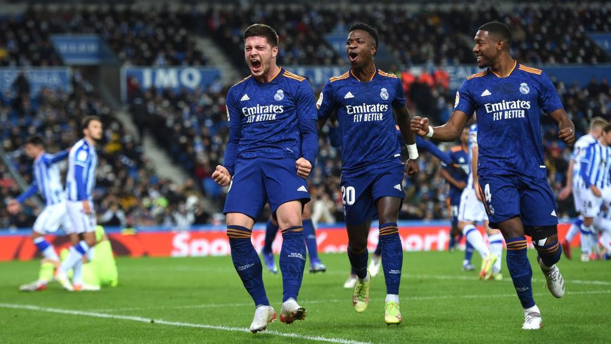 Jovic (kiri) merayakan golnya ke gawang Sociedad. Foto: Getty Images/Juan Manuel Serrano Arce