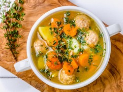 Resep Sop Bola Daging ala Italia yang Bening Harum Kuahnya