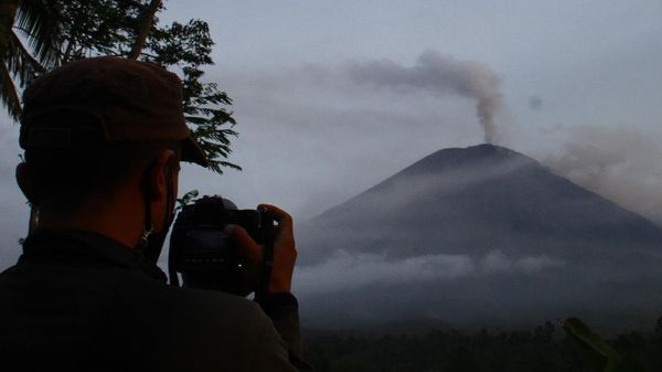 Waspada, Gunung Semeru Masih Luncurkan Awan Panas Usai Erupsi