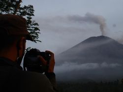 Waspada, Gunung Semeru Masih Luncurkan Awan Panas Usai Erupsi