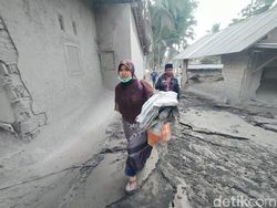 Warga Semeru Cari Kerabat Hilang di Permukiman yang Terendam Abu Vulkanik