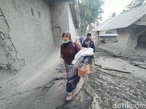Warga Semeru Cari Kerabat Hilang di Permukiman yang Terendam Abu Vulkanik