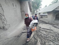 Warga Semeru Cari Kerabat Hilang di Permukiman yang Terendam Abu Vulkanik