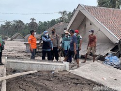Kunjungi Desa Terdampak Erupsi Semeru, Khofifah Minta Listrik Segera Nyala