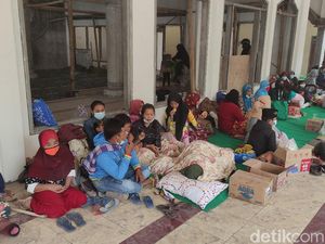 Nestapa Pengungsi Semeru Belum Tersentuh Bantuan Karena Jembatan Putus