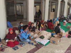 Nestapa Pengungsi Semeru Belum Tersentuh Bantuan Karena Jembatan Putus