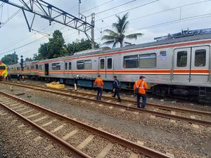 KRL Anjlok, Perjalanan ke Kampung Bandan Hanya Sampai Angke