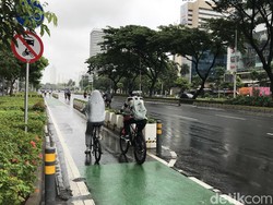 Sempat Hujan, Kawasan Sudirman Ramai Pesepeda Pagi Ini