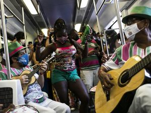 Suka Cita Warga Brasil Rayakan Hari Samba di Kereta