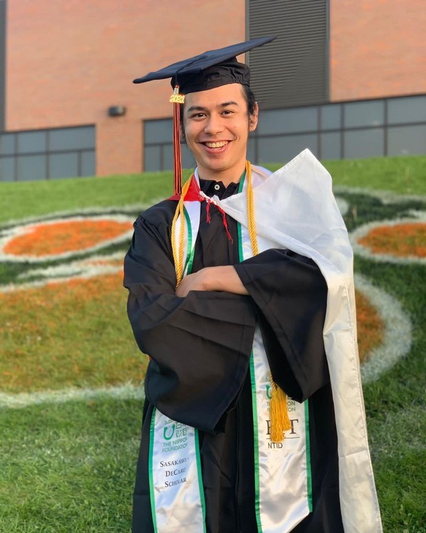 Surya Sahetapy berfoto merayakan kelulusannya