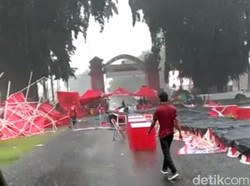 Diterjang Angin Kencang, Tenda Pameran UMKM di Alun-Alun Blitar Roboh