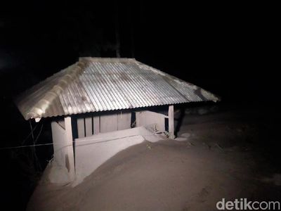 Terdampak Erupsi Semeru, Rumah di Lumajang Terendam Pasir