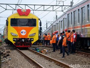 Terkini! Petugas Perbaiki KRL Anjlok Dekat Stasiun Sudimara