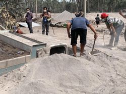Susah Payah Sopir Gali Truknya yang Terkubur Pasir Lebih 2 Meter