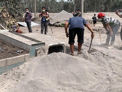 Susah Payah Sopir Gali Truknya yang Terkubur Pasir Lebih 2 Meter