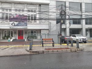 Viral Tiang Trotoar Jaksel Dikeluhkan Pengendara Mobil, Menurutmu Bagaimana?