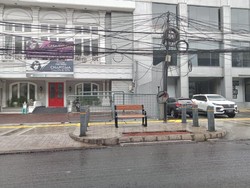 Viral Tiang Trotoar Jaksel Dikeluhkan Pengendara Mobil, Menurutmu Bagaimana?