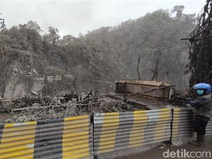 Warga Datangi Jembatan Gladak Perak yang Putus Akibat Erupsi Semeru Warga Datangi Jembatan Gladak Perak yang Putus Akibat Erupsi Semeru