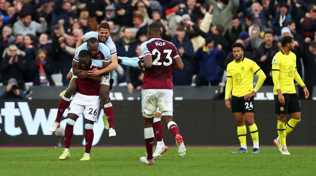LONDON, ENGLAND - DECEMBER 04: Arthur Masuaku celebrates with Michail Antonio and Pablo Fornals of West Ham United after scoring their team's third goal during the Premier League match between West Ham United and Chelsea at London Stadium on December 04, 2021 in London, England. (Photo by Julian Finney/Getty Images)