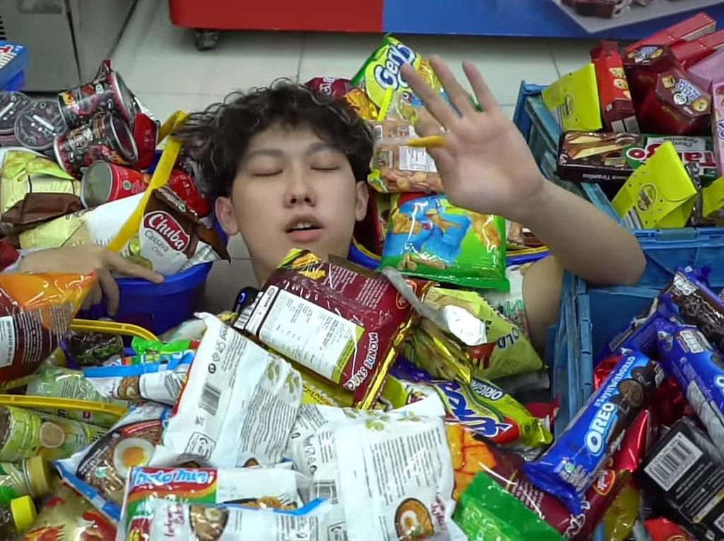 Mulia! YouTuber Ini Beli Seisi Minimarket dan Bagikan Banyak Makanan Gratis