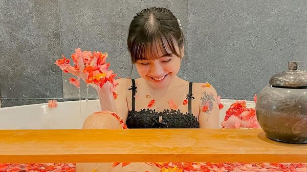 Yuri Kim Foto Mandi Kembang, Bikin Netizen Bertanya Aneh-aneh