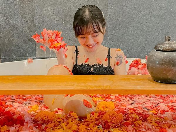 Yuri Kim Foto Mandi Kembang, Bikin Netizen Bertanya Aneh-aneh