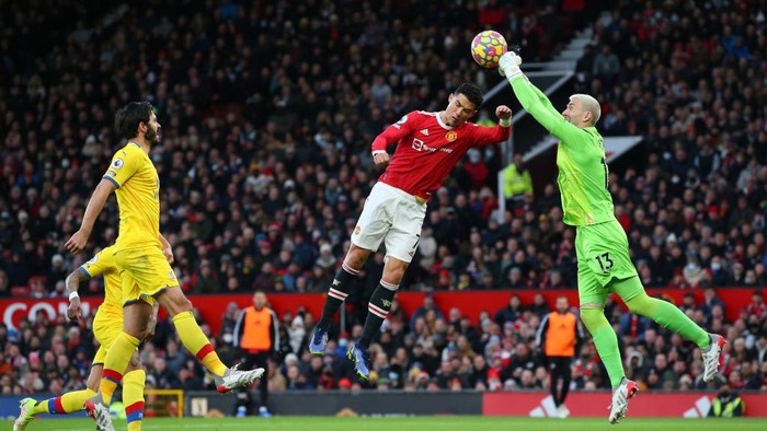 MANCHESTER, ENGLAND - DECEMBER 05: Cristiano Ronaldo of Manchester United competes for a ball in the air against Vicente Guaita of Crystal Palace during the Premier League match between Manchester United and Crystal Palace at Old Trafford on December 05, 2021 in Manchester, England. (Photo by Alex Livesey/Getty Images)