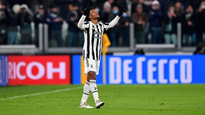 TURIN, ITALY - DECEMBER 05: Juan Cuadrado of Juventus  celebrates after scoring their teams first goal during the Serie A match between Juventus and Genoa CFC at  on December 05, 2021 in Turin, Italy. (Photo by Valerio Pennicino/Getty Images)