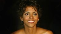 Halle Berry yang Mempesona dari Bond Girl hingga Catwoman