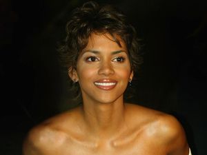 Halle Berry yang Mempesona dari Bond Girl hingga Catwoman