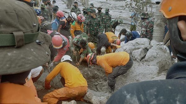 Momen Tim SAR Temukan 3 Jenazah Korban Erupsi Gunung Semeru