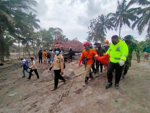 Update Korban Erupsi Semeru: 22 Meninggal, 27 Hilang, 2.004 Mengungsi