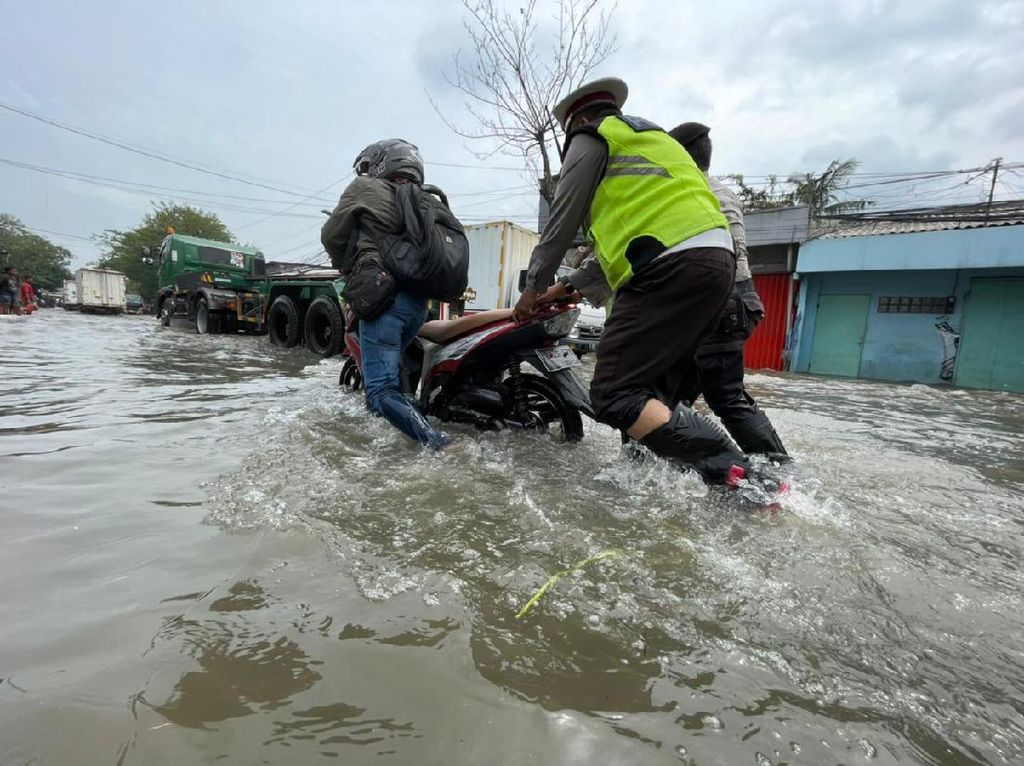 Banjir Rob Genangi 5 Titik Pelabuhan Sunda Kelapa-Muara Angke Siang Ini