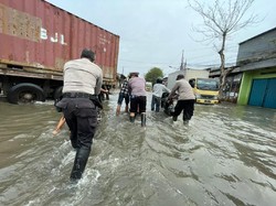 Belasan Motor Mogok Akibat Banjir Rob di Pelabuhan Sunda Kelapa Jakut