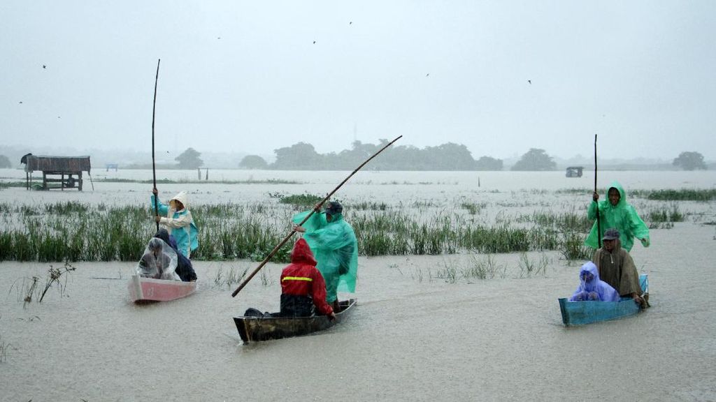 Akses Jalan Kebanjiran, Siswa Naik Perahu ke Sekolah di Makassar Akses Jalan Kebanjiran, Siswa Naik Perahu ke Sekolah di Makassar
