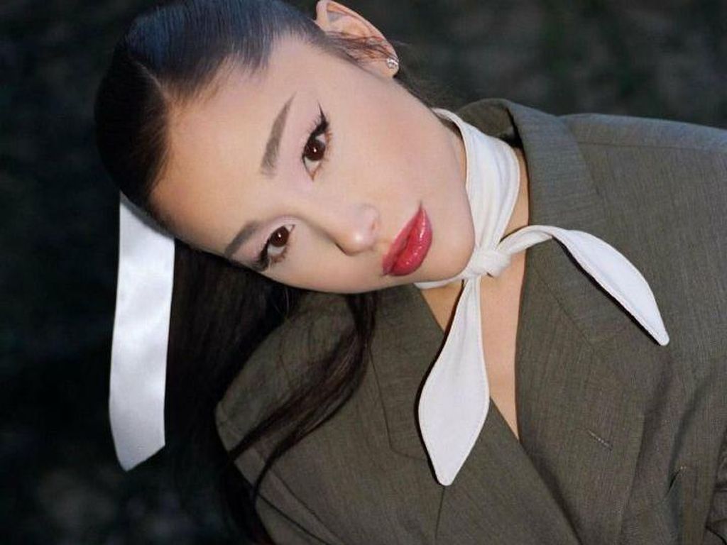 Foto Ariana Grande Viral karena Dituduh Tiru Wajah Orang Asia, Kini Dihapus Foto Ariana Grande Viral karena Dituduh Tiru Wajah Orang Asia, Kini Dihapus