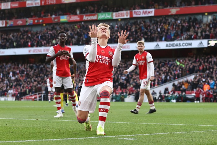 Arsenal LONDON, ENGLAND - AUGUST 22: Gabriel Martinelli of Arsenal in action during the Premier League match between Arsenal and Chelsea at Emirates Stadium on August 22, 2021 in London, England. (Photo by Michael Regan/Getty Images)