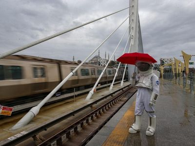Lho, Astronaut Kok Keliling Kota?