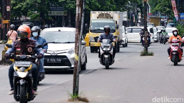 Awas Meleng Gaes! Ada Tiang Makan Jalan di Jalan Cinere Depok