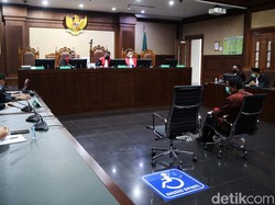 Hakim di Sidang Azis Bercanda soal Caleg Gagal Tarik Bantuan dari Masjid