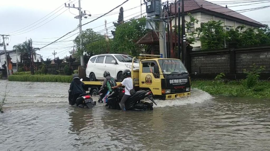 Potret Banjir Rendam Denpasar-Badung Bali Potret Banjir Rendam Denpasar-Badung Bali
