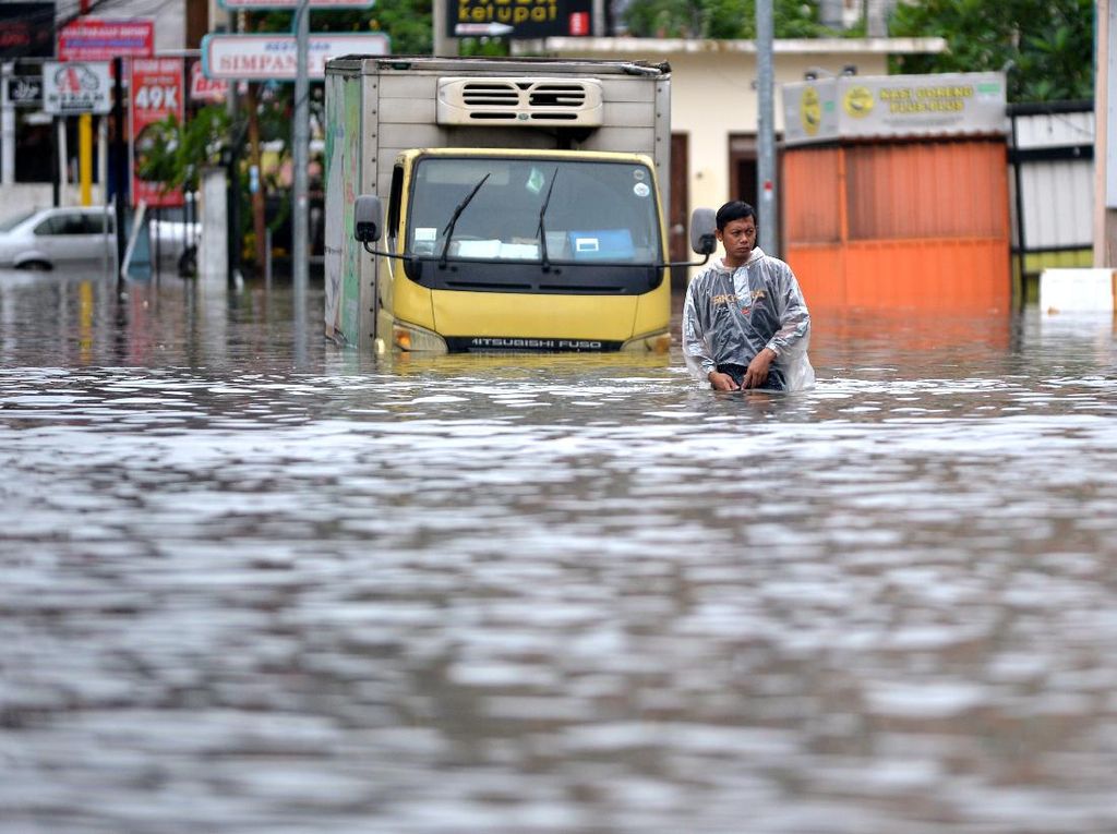Terkini! Foto-foto Banjir di Kuta Bali