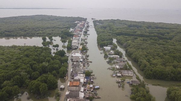 Banjir Rob Masih Genangi Muara Gembong Bekasi
