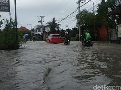 Kawasan Seminyak Bali Banjir Setinggi Paha Orang Dewasa