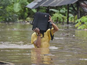 Curah Hujan Tinggi 10 Hari, 6 Wilayah di NTB Waspada Curah Hujan Tinggi 10 Hari, 6 Wilayah di NTB Waspada