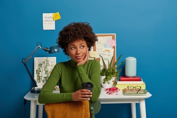 Berbagai manfaat bicara sendiri atau self talk secara psikologis/freepik/wayhomestudio Bicara sendiri bisa membantu pertajam kognisi.